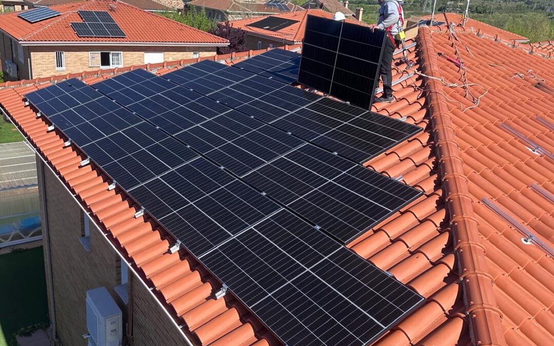 Por qué mis placas solares producen menos en verano o invierno?